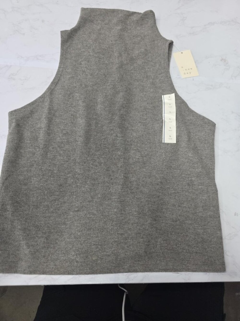 A New Day Women’s Large Gray Mock Neck Sleeveless Sweater Tank Top NWT. Wl498